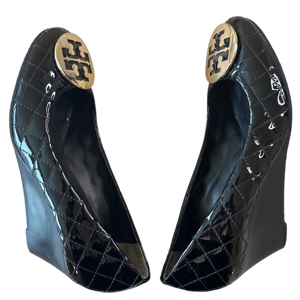 Tory Burch Quinn Quilted Patent Wedge Pumps Black Gold Logo Size 8.5 - Picture 7 of 11